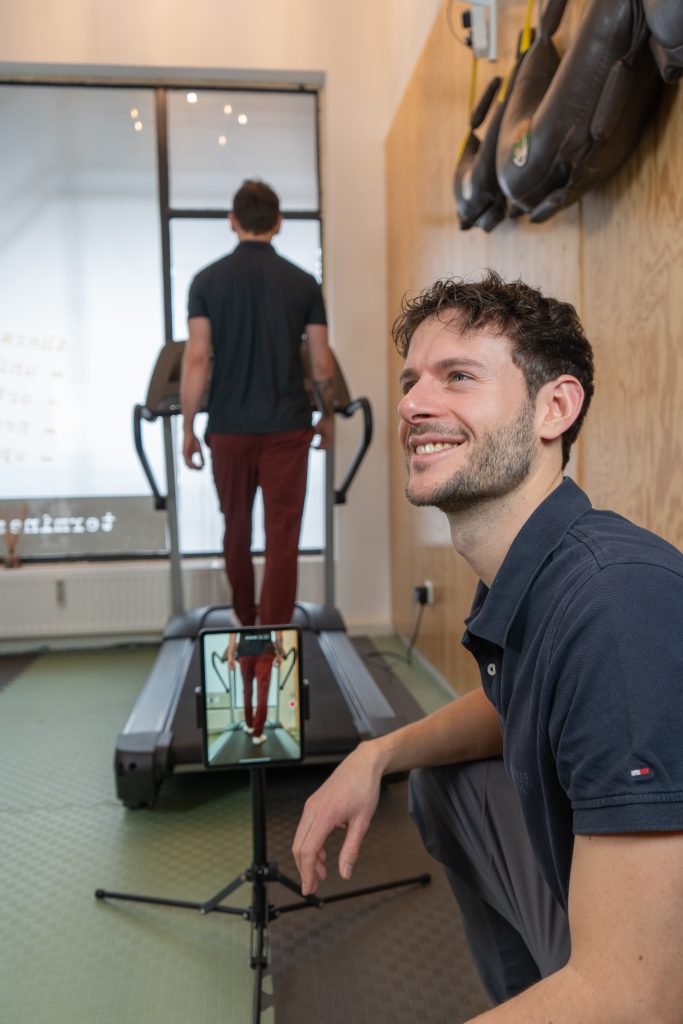 Florian Jarolim bei Laufanalyse und Ganganalyse am Laufband am Mexikoplatz in 1020 Wien