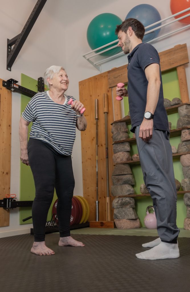 Physiotherapie für Seniorinnen und Senioren bei Gleichgewichtsproblemen am Mexikoplatz in 1020 Wien